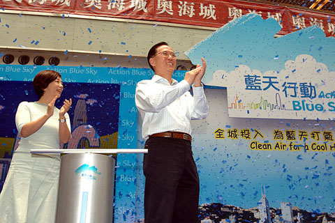 Chief Executive Donald Tsang and Secretary for the Environment, Transport & Works Dr Sarah Liao officiate at the Action Blue Sky Campaign.