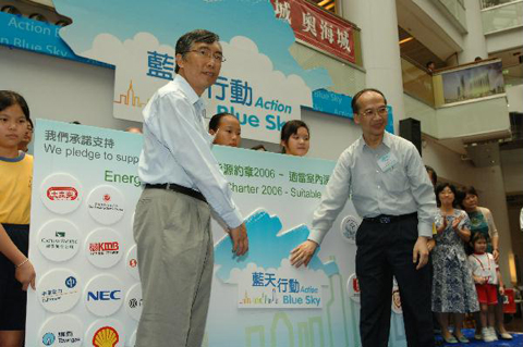 The Acting Permanent Secretary for the Environment, Transport and Works (Environment), Dr Michael ChiuTak-lun (left) and the Director of the Electrical and Mechanical Department, Mr Lai Sze-hoi stick the Action Blue Sky symbol on the backdrop.