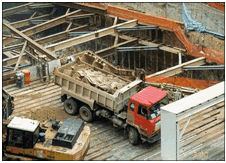The dusty materials on the dump truck was not covered properly