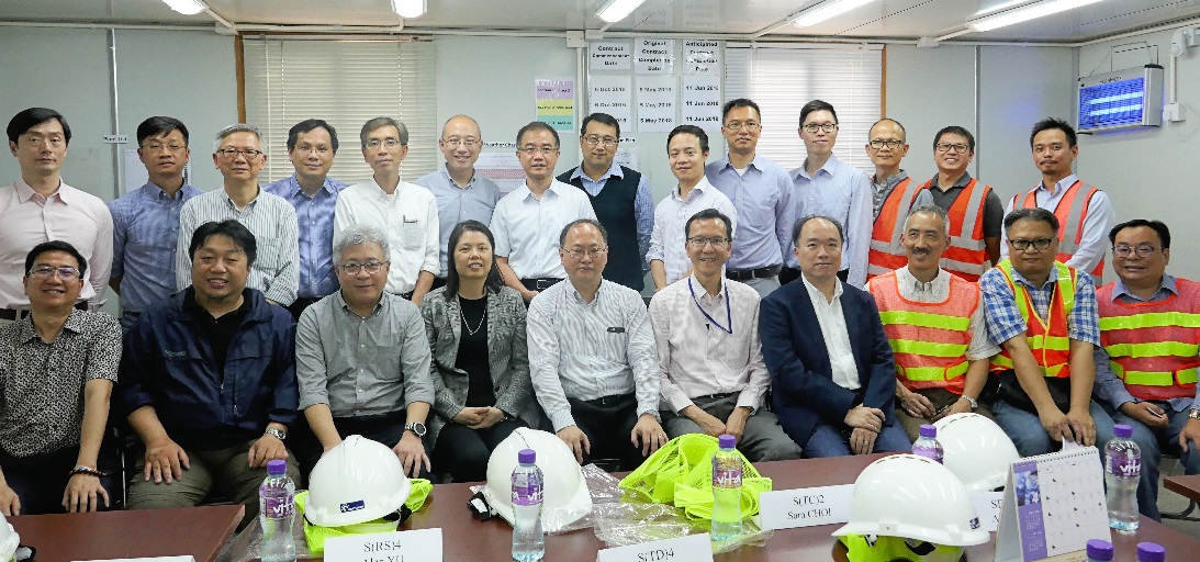 環境保護署，土木工程拓展署及香港建造商會代表團於2018年4月訪問房屋署，考察其先進的建築材料處置跟踪系統。