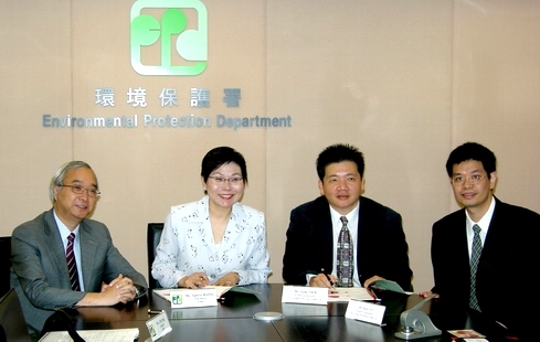 環 境 保 護 署 署 長 王 倩 儀 (左 二 )和 環 境 保 護 署 助 理 署 長 謝 展 寰 (左 一 )與 顧 問 公 司 代 表 於 簽 署 研 究 合 約 後 合 照