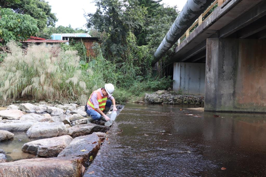 环保署人员在打鼓岭缸窰河明渠抽取水质样本