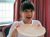 HK idol Kandy Wong presenting an empty disk after dinning out food