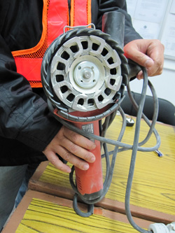 Grinder equipped with vacuum cleaner