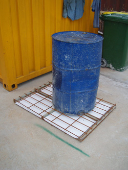 Drip tray with oil absorbent for fuel drum