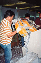 使用低噪音設備，例如拆卸工程中使用油壓壓碎機。