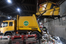 廢物收集車會將廢物傾倒入活動地台傾卸坑。