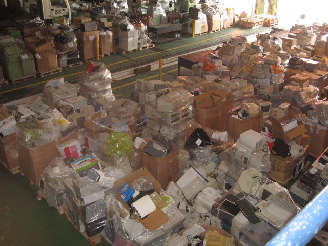 回收的舊電器和電腦運送到九龍灣綜合回收中心
