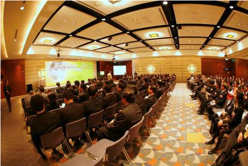 近二百五十名物業管理界人士及參與計劃的機構代表出席研討會