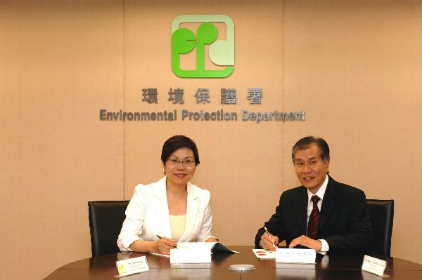 環境保護署署長王倩儀(左)與安社國際環保顧問的代表合照。