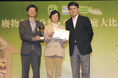 環境局局長邱騰華今日（一月十日）主持在香港理工大學蔣震劇院舉行的「廢物源頭分類‧至叻家庭大比拼2008」頒獎典禮。圖示邱騰華頒發獎項予得獎人。