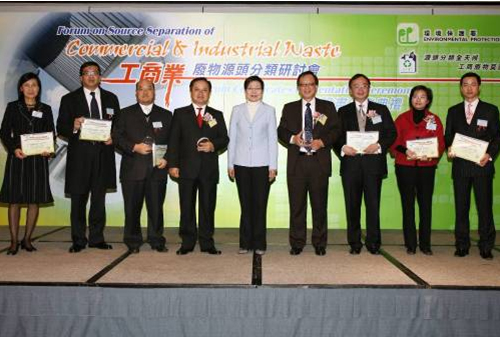 環境局常任秘書長王倩儀女士、香港物業管理公司協會會長梁進源先生及香港生產力促進局總經理梁偉明先生與各模範成員機構代表及研討會講者合照