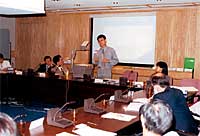 首席環境保護主任黃漢明先生與環評條例聯絡小組成員交流從事環評個案研究的經驗圖片