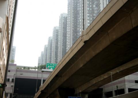 相片 -跨越式平台遮盖行车道