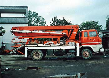 Concrete pump, lorry mounted