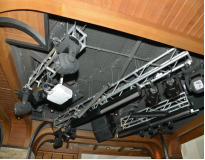 扬声器及设备透过安装在天花板的吸音材料隔声
