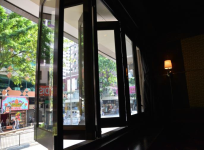 用双层隔音玻璃窗去减少传递到酒吧外的噪音