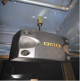 使用獨立彈簧懸掛安裝揚聲器到天花板以減少透過結構傳遞噪音