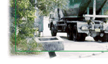 利用斗車，在原地把建築廢物分類