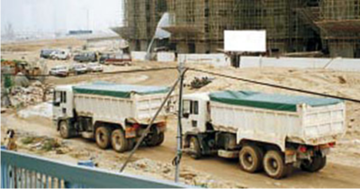 Photo of Covering dusty load with tarpaulin sheet