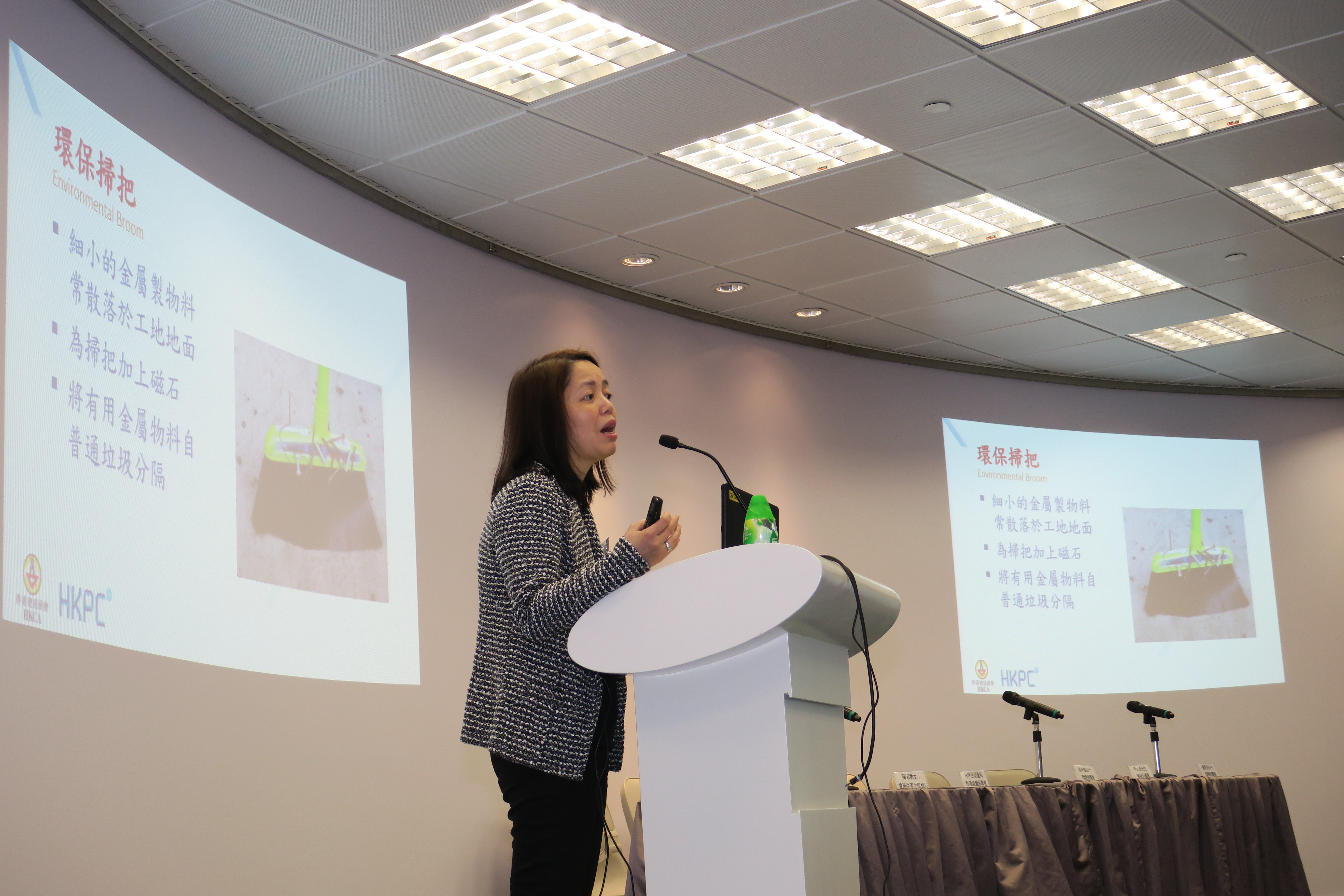 MS. JESSICA CHAN REPRESENTING THE HKCA INTRODUCED THE INNOVATIVE GREEN ENVIRONMENTAL PRACTICES FOR CONSTRUCTION WORKS. 。
