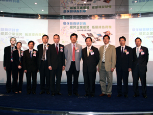 A group photo of guest speakers and honourable guests