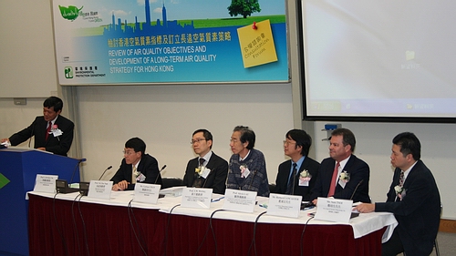 Panal at floor discussion session. From left to right, Prof. LAM Kin-che (Chairman), Prof. NG Cho-nam (HKU), Mr. Carlson CHAN (EPD), Prof. T.W. WONG (CUHK), Prof. Alexis LAU (HKUST), Mr. Richard LANCASTER (CLP), Mr. Sam TSOI (Ove Arup).