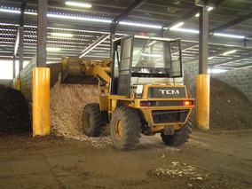 Mixing of Shredded Wooden Pallets and Pig Waste