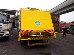 The hopper and the compactor on the refuse collection vehicle (RCV) shall be enclosed by the metal tailgate cover to effectively mitigate the spread of odour.