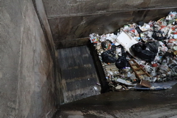 Image of Refuse is transferred to a chargebox by a live-floor system.