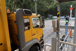 Image of After the vehicle gross weight is measured and recorded into the computer, the traffic signal light is on.