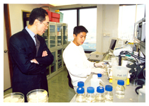 Visit to EPDs laboratory by members of the Executive Council in 1998
