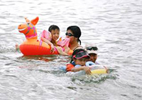 At the beach: fun and exercise for families
