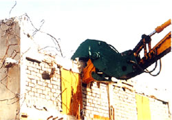 Use hydraulic crusher for demolition