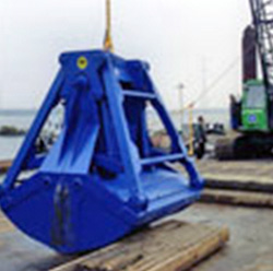 Tightly closed dredging grab to avoid loss of sediment