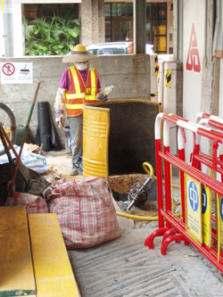 Portable noise screen fabricated by scrap diesel drum for rock breaking by handheld breaker