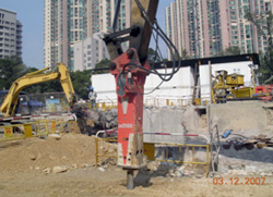 Equip excavtor-mounted hydraulic breaker with noise muffler