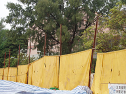 Flexible tarpaulin hoarding for temporary use