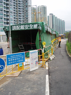 Tarpaulin enclosure for utility trench