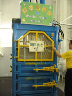 Plastic bottle compactor