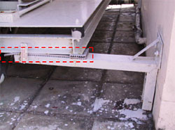 Install isolation pad between fixed structures to avoid structural vibration transmission.