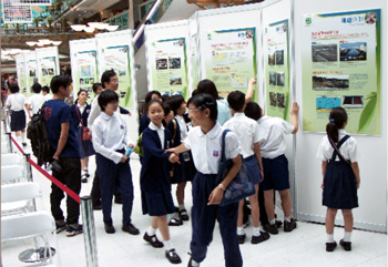 The students actively participated the quiz game on panel gallery