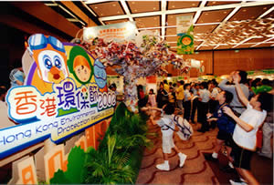 參加者把綠色願望寫在廢紙上並摺成不同形狀，然後把它拋到 由鋁罐造成的「綠色願望樹」或貼在樹幹上，共同為美好環境祝願