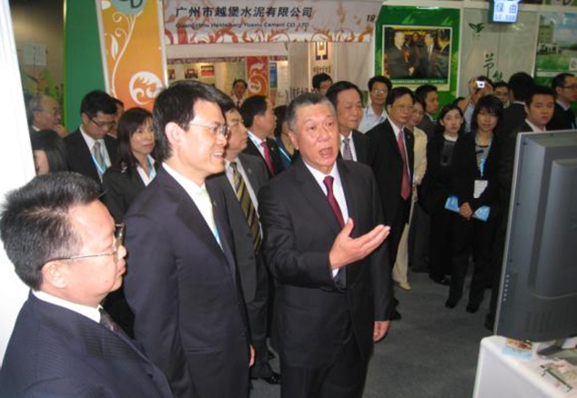 Mr. Edmund Ho, Chief Executive of Macao SAR and Mr. Edward Yau, the Secretary for the Environment of Hong Kong SAR visit the exhibition booth of the Environment Bureau of Hong Kong SAR