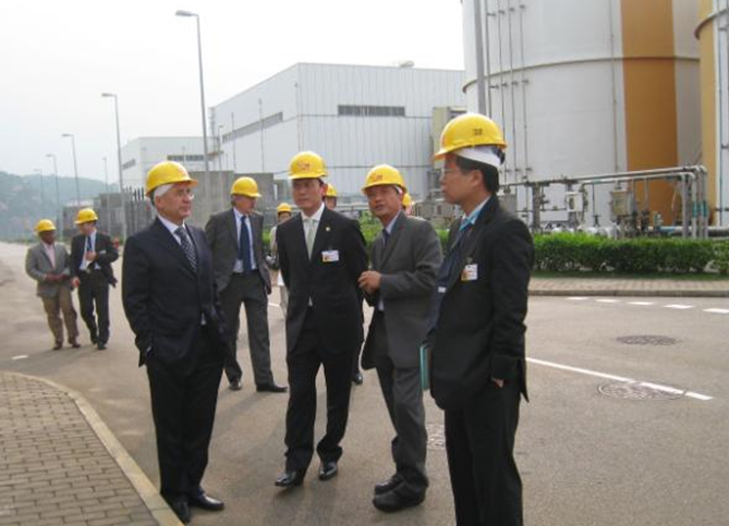 Mr. Yau visits the natural gas fired power plant of Companhia de Electricidade de Macau