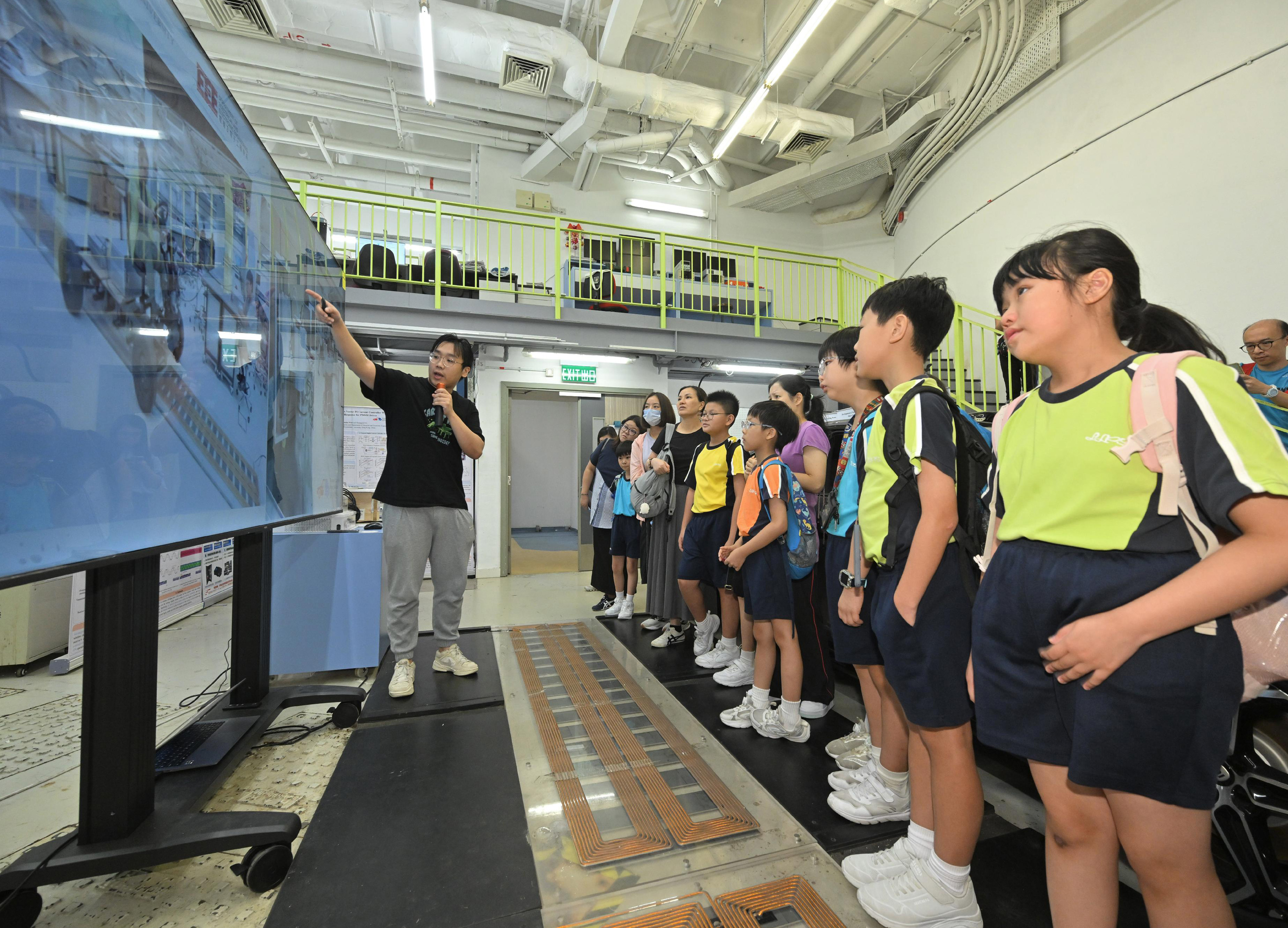 学生参观展览