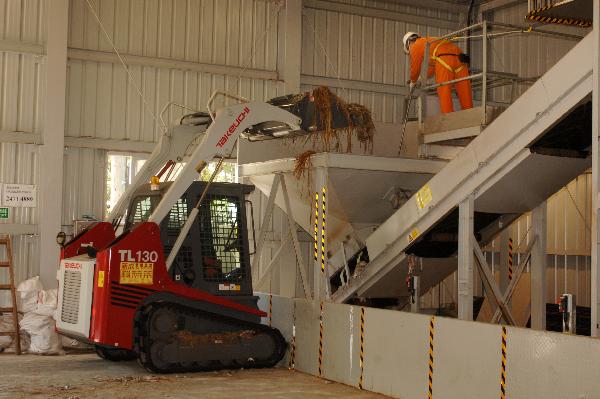 The Environmental Protection Department announced today (July 25) that the Animal Waste Composting Plant is ready to handle the horse stable waste from the 2008 Olympic and Paralympic Equestrian Events to be held in Hong Kong from August to September 2008. Photograph shows horse stable waste being transferred for the pre-treatment process of composting.