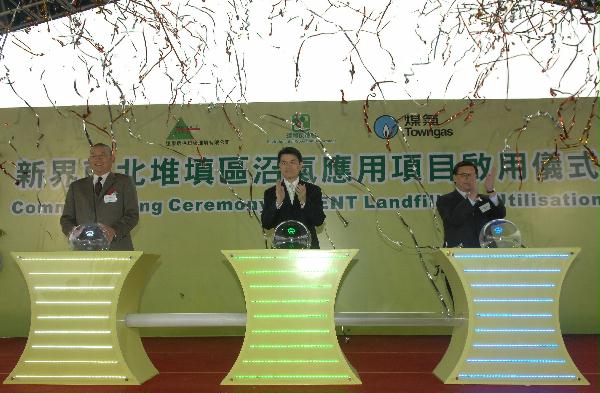 The Secretary for the Environment, Mr Edward Yau (centre), today (January 25) officiated at the commissioning ceremony of the Landfill Gas Utilisation Project at the North East New Territories Landfill.
