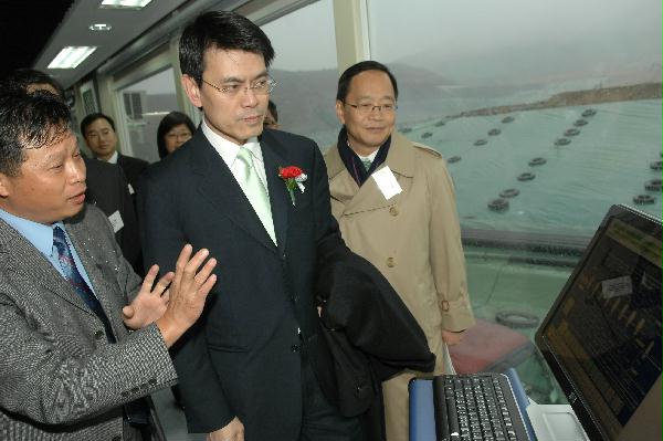 The Secretary for the Environment, Mr Edward Yau, being briefed on the operation of the landfill gas treatment plant at the North East New Territories Landfill.