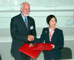 Dr Sarah Liao, Secretary for the Environment, Transport and Works (right) and The Hon. David Anderson, Canadian Minister of Environment (left)